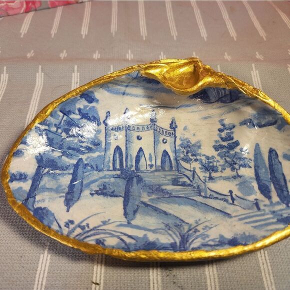 DECOUPAGE CLAM SHELL DECOUPAGE BLUE CASTLE ON A CLAM SHELL TRINKET DISH - Picture 4 of 10